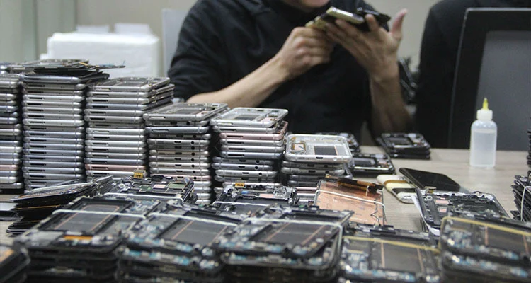 iPhone СКД экранының бағасы 2026 жылы поляризациялануда: неге жөндеу шеберханалары жаңартылған түпнұсқа дисплейлерге ауысады